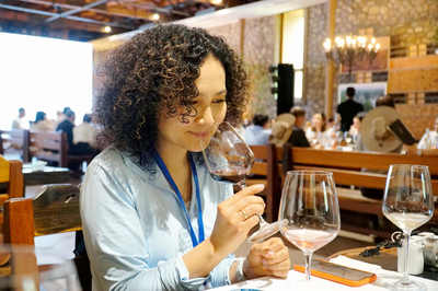 2022中國有約 中外媒體探訪寧夏，品味葡萄酒的